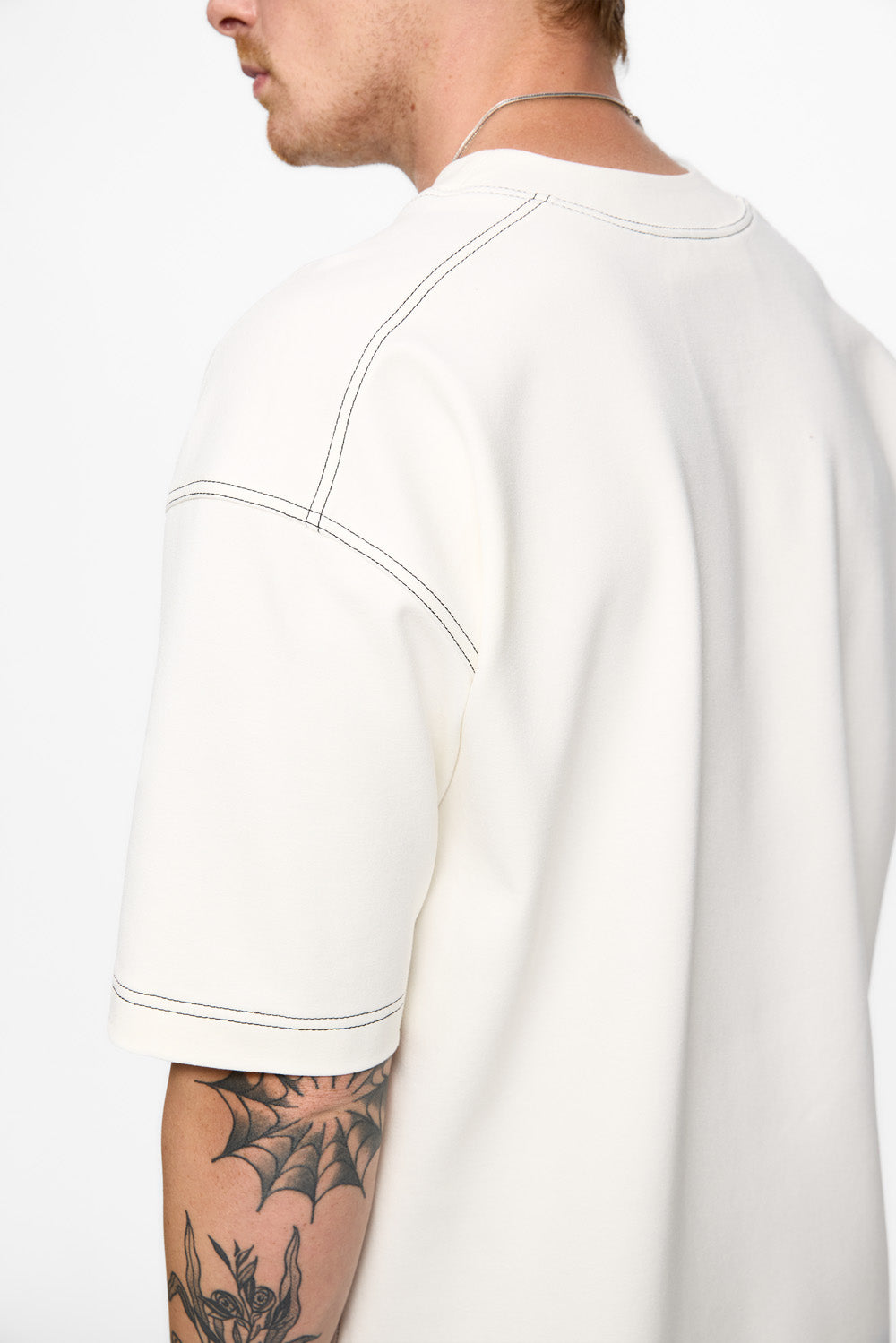 Khan Off-White T-shirt with decorative stitching