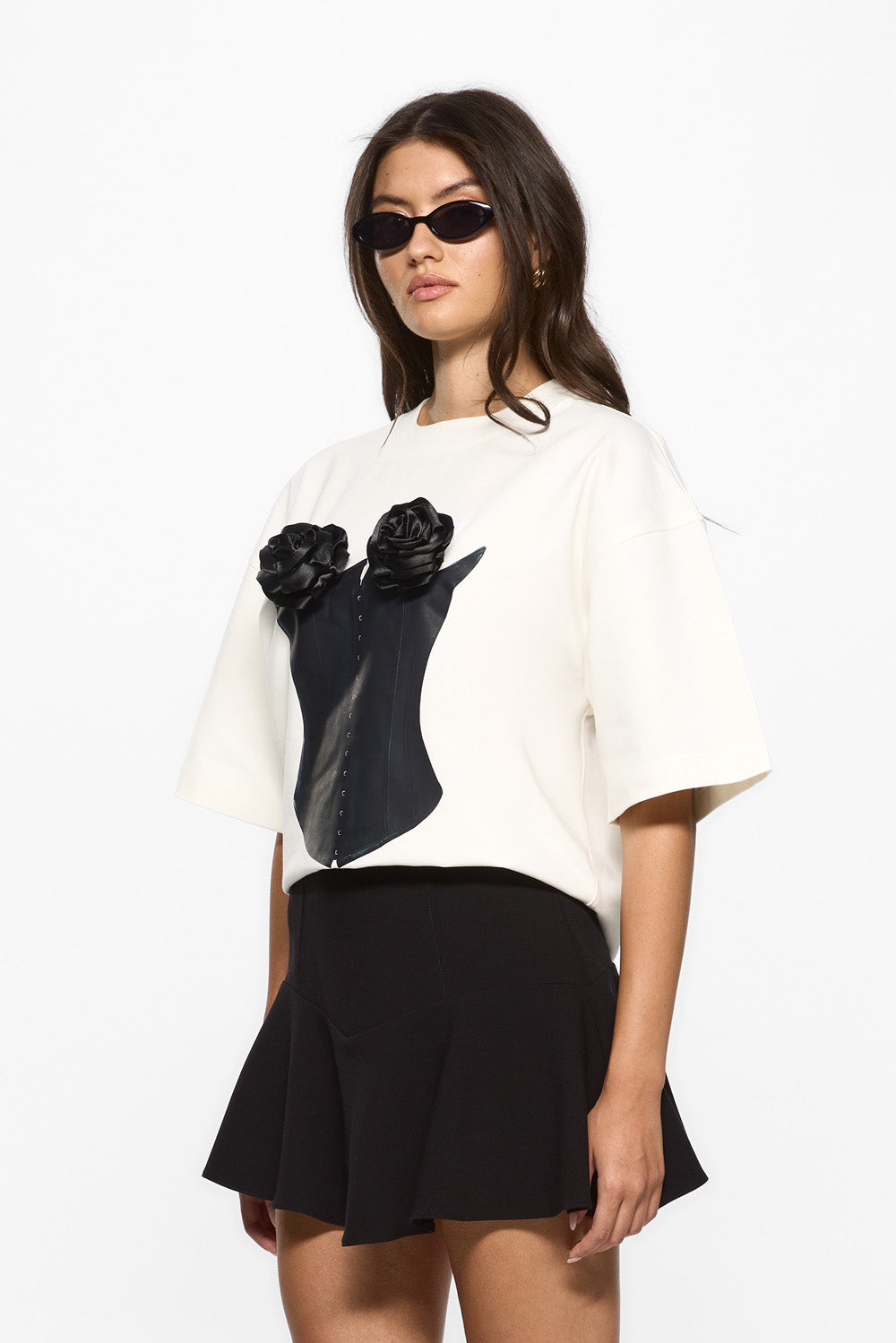 Koszulka Belle z kwiatową aplikacją w kolorze off-white W