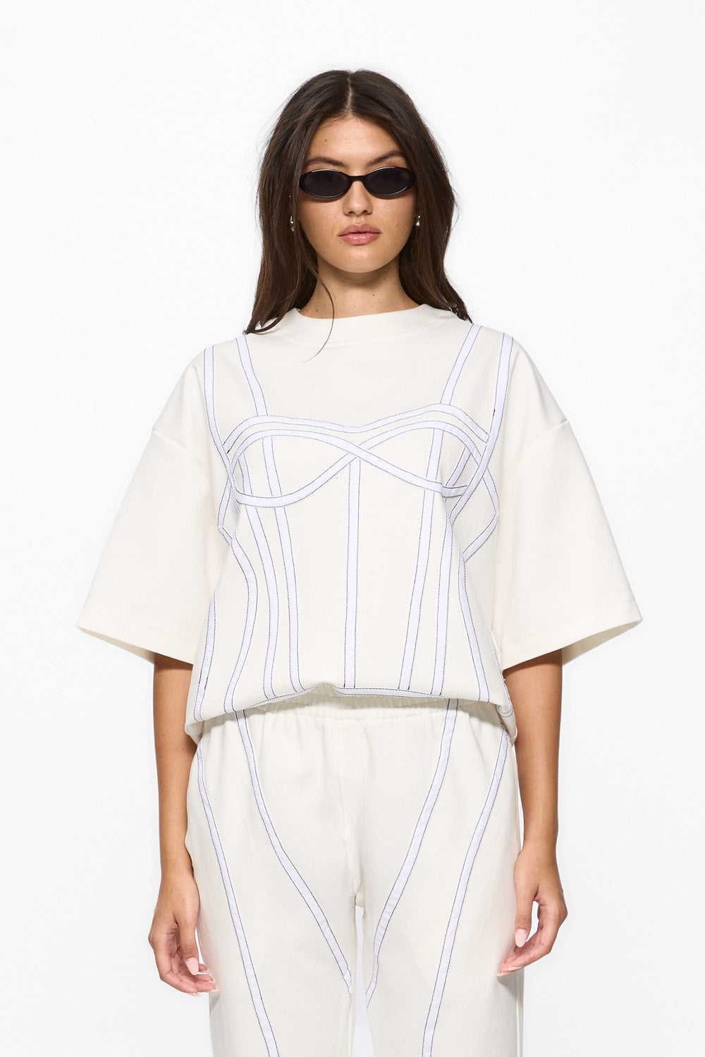 Tricou Karo | Femei | Off-White | Stil modern și elegant | Confort și funcționalitate | Atelier Hamza