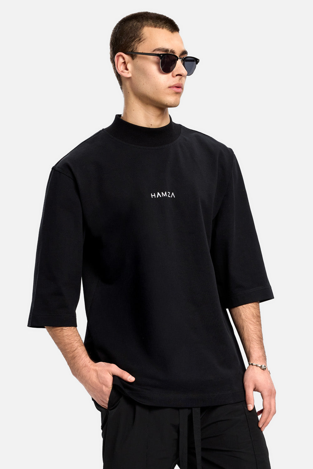 Tricou negru Oversized | Barbati | Negru | Stil Rafinat & Confort | Elegant & Distinctiv | Atelier Hamza.
Cumpara acum!