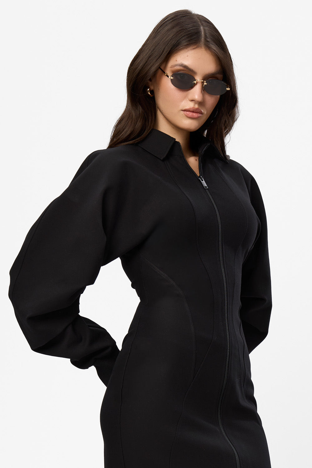 Czarna bluzka-sukienka Kaia z rękawami na gumkę i ukrytym zamkiem bocznym.