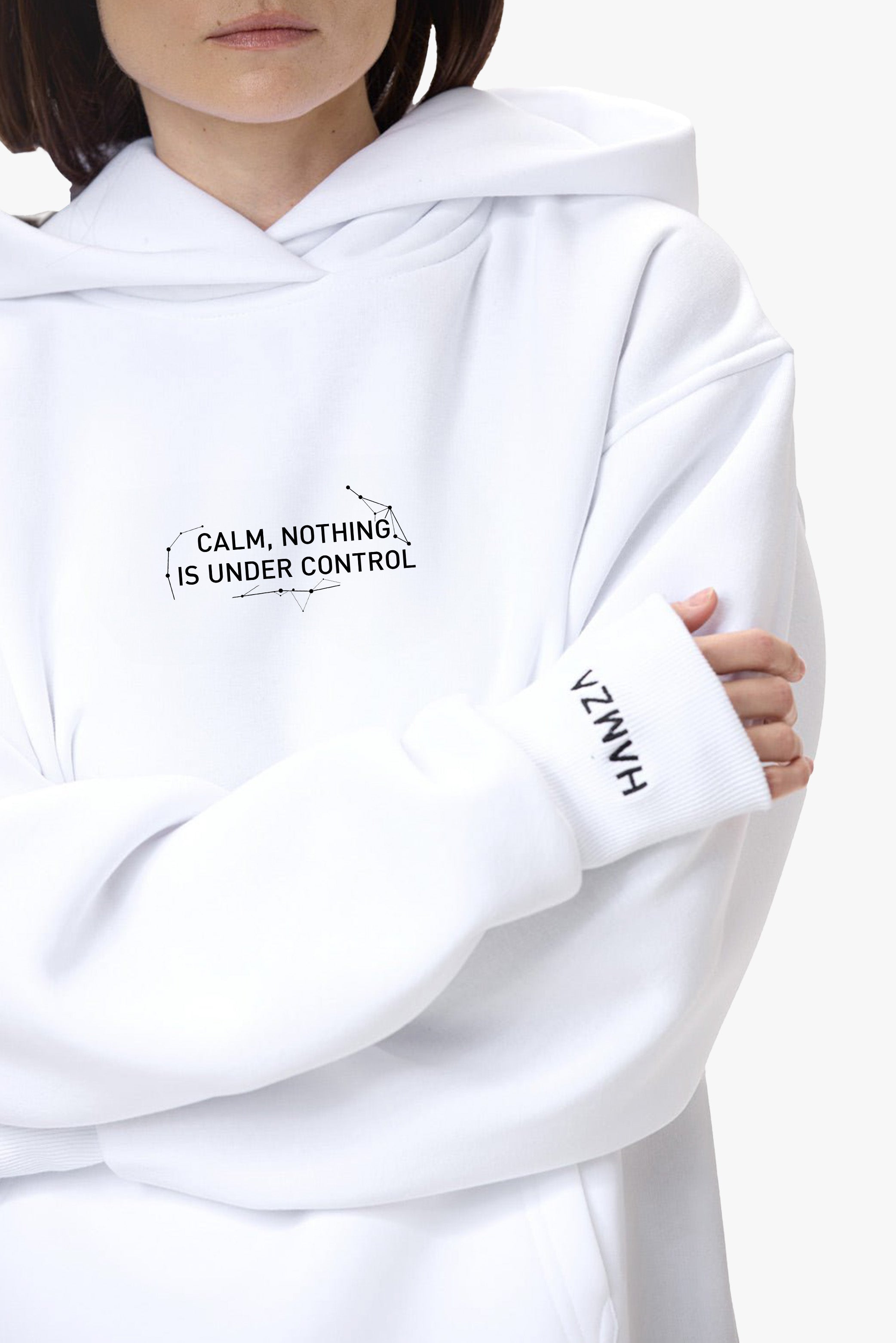 Hanorac alb „Amore” femei, mesaj „Calm, nothing is under control”, artă abstractă pe spate, bumbac premium, eleganță și confort.