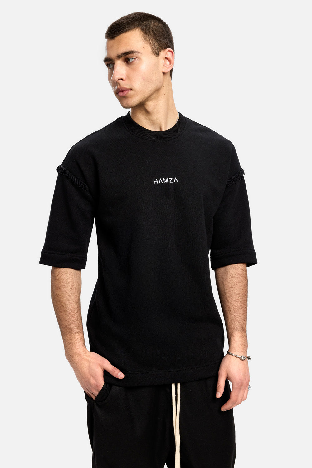 Tricou negru Oversized | Barbati | Negru | Stil Rafinat & Confort | Elegant & Distinctiv | Atelier Hamza.
Cumpara acum!