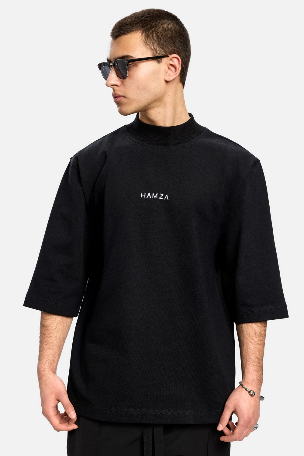 Tricou negru Oversized | Barbati | Negru | Stil Rafinat & Confort | Elegant & Distinctiv | Atelier Hamza.
Cumpara acum!