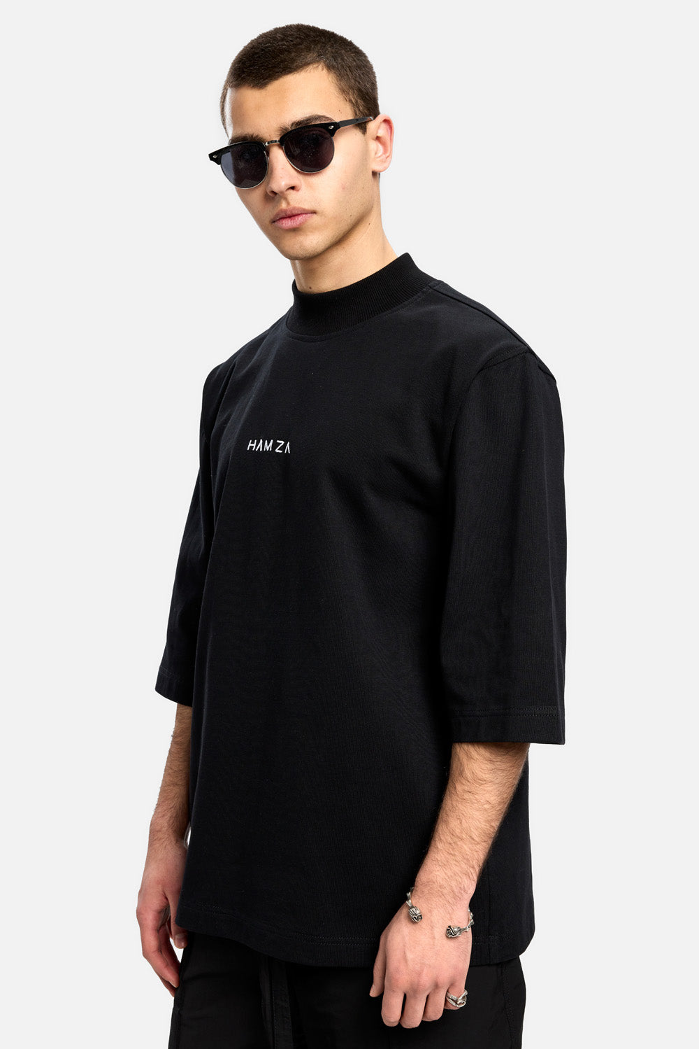 Tricou negru Oversized | Barbati | Negru | Stil Rafinat & Confort | Elegant & Distinctiv | Atelier Hamza.
Cumpara acum!