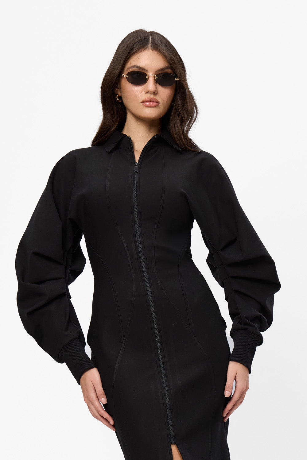 Czarna bluzka-sukienka Kaia z rękawami na gumkę i ukrytym zamkiem bocznym.