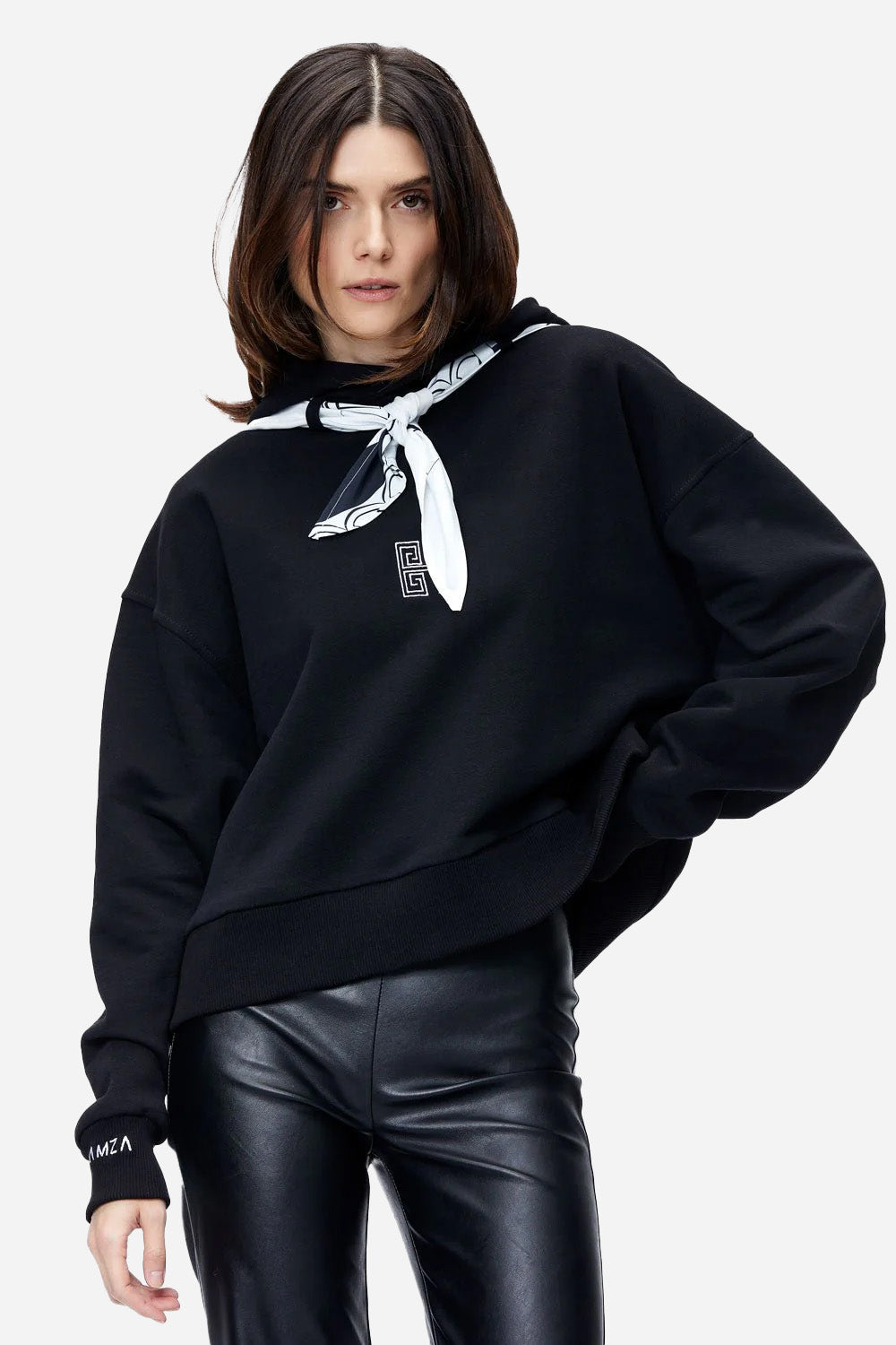 Hanorac cu broderie si esarfa aplicata Tiffany | Femei | Negru | Stil Modern & Elegant | Confort & Funcționalitate | Atelier Hamza