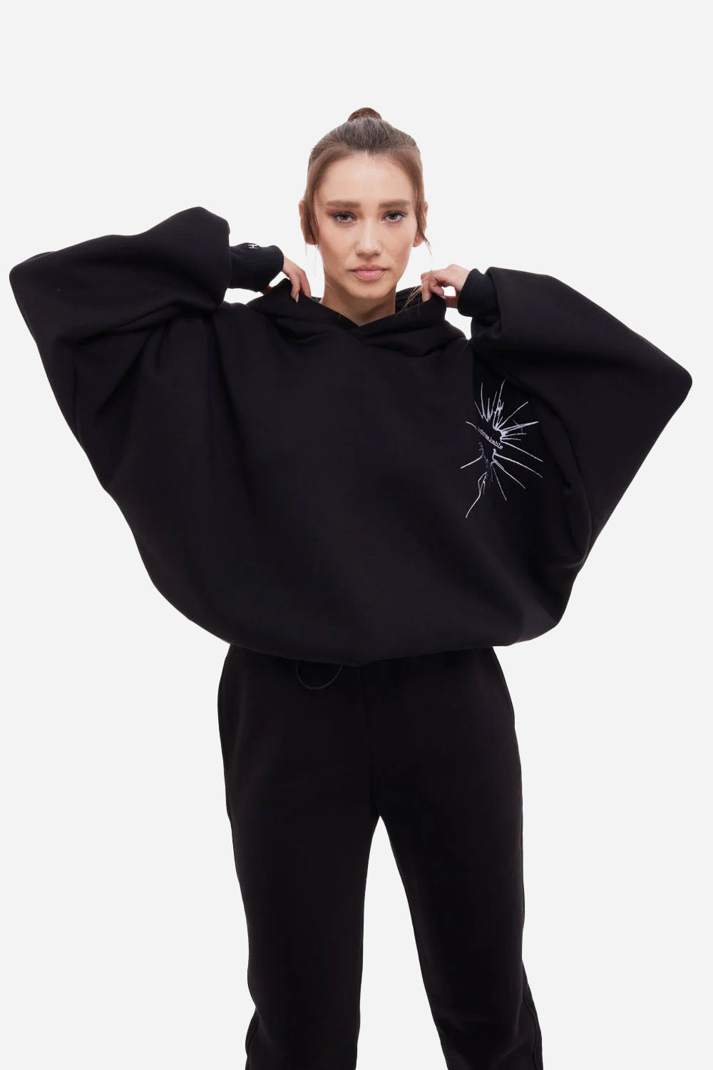 Hanorac cu broderie Hardy | Femei | Negru | Stil Modern & Elegant | Confort & Funcționalitate | Atelier Hamza