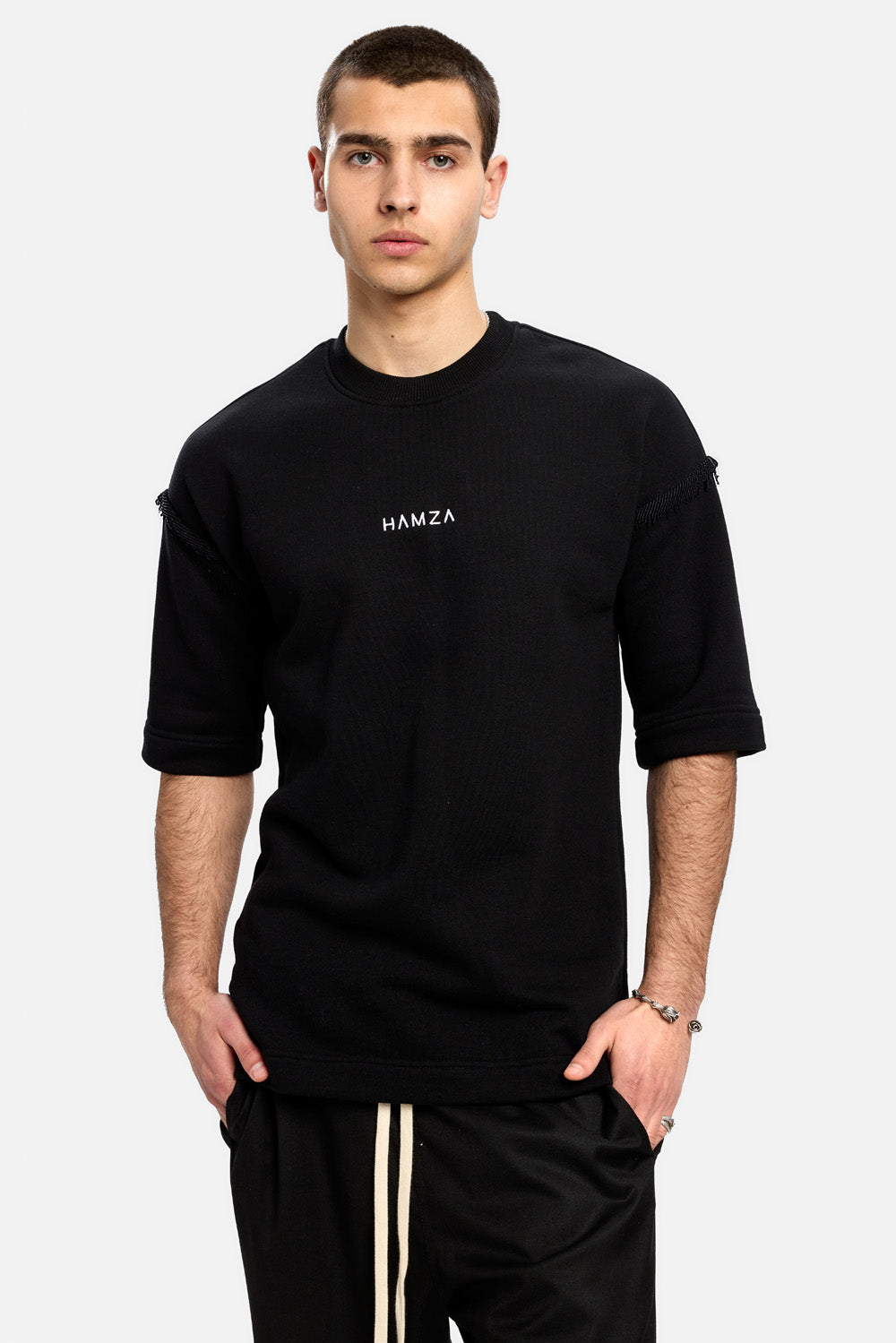 Tricou negru Oversized | Barbati | Negru | Stil Rafinat & Confort | Elegant & Distinctiv | Atelier Hamza.
Cumpara acum!