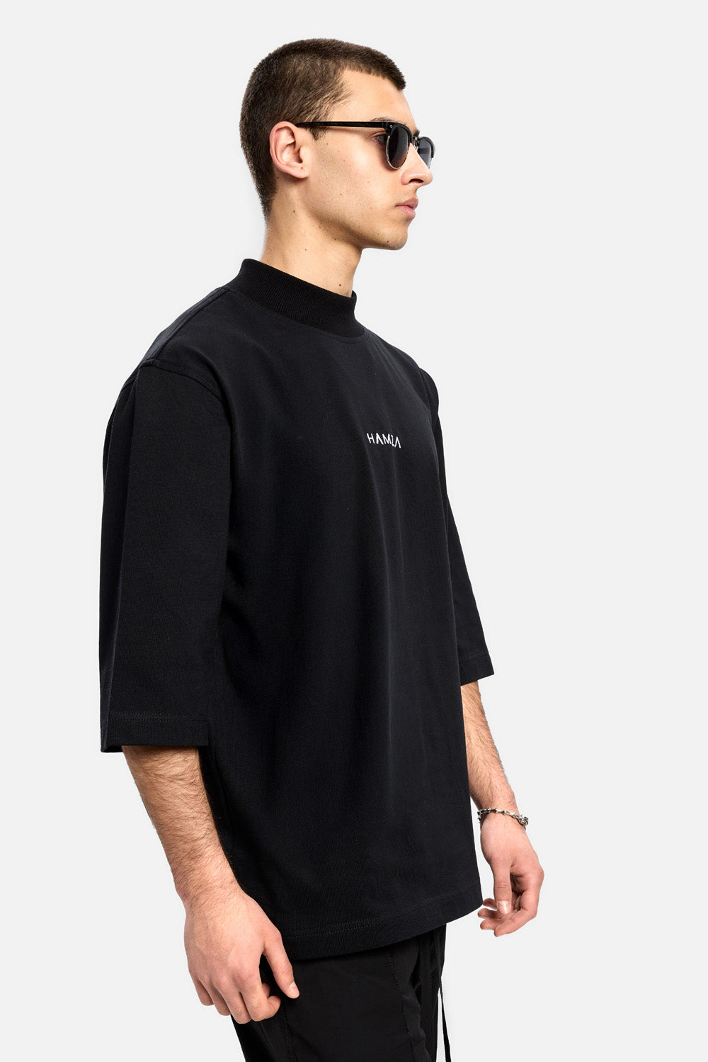 Tricou negru Oversized | Barbati | Negru | Stil Rafinat & Confort | Elegant & Distinctiv | Atelier Hamza.
Cumpara acum!