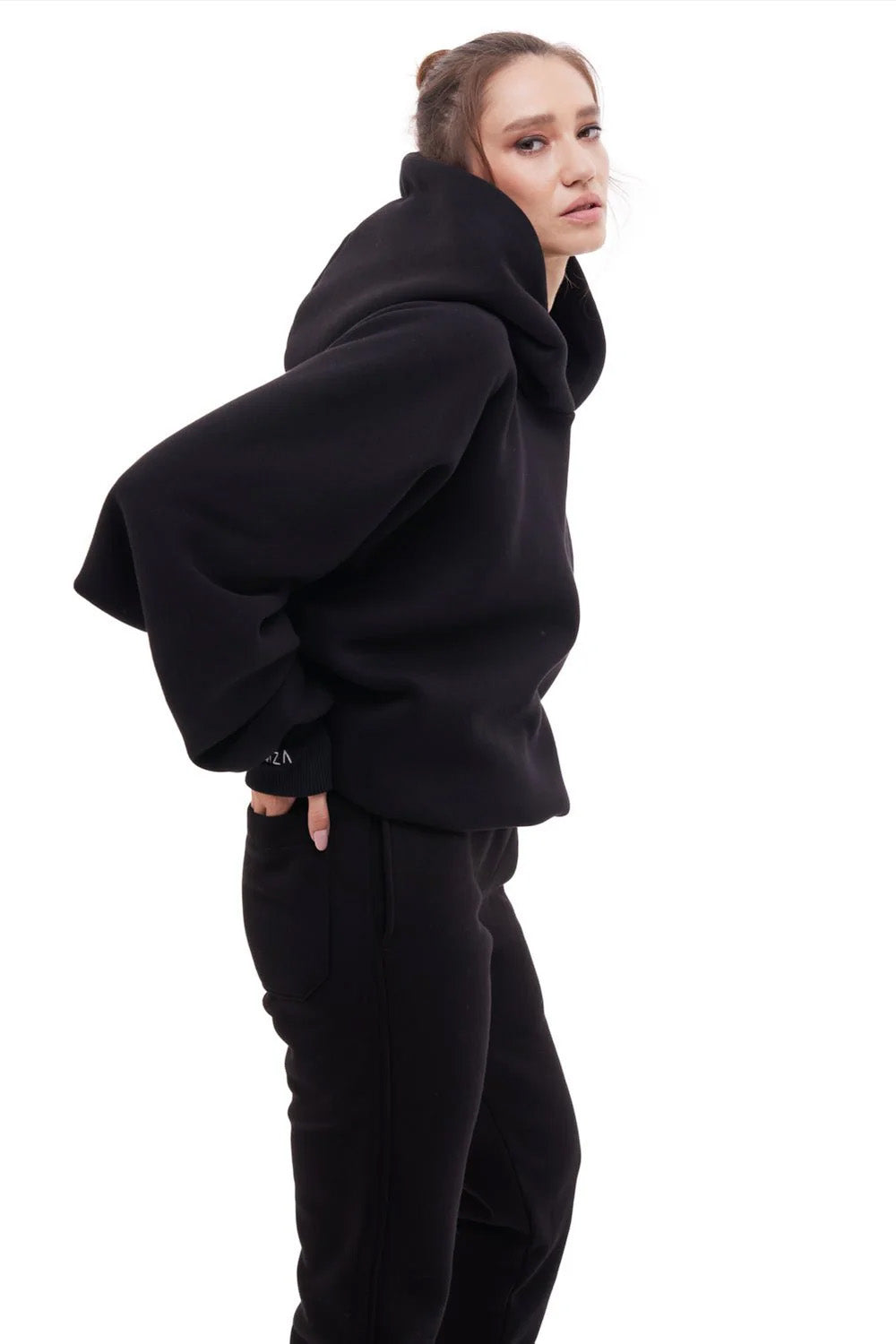 Hanorac cu broderie Hardy | Femei | Negru | Stil Modern & Elegant | Confort & Funcționalitate | Atelier Hamza