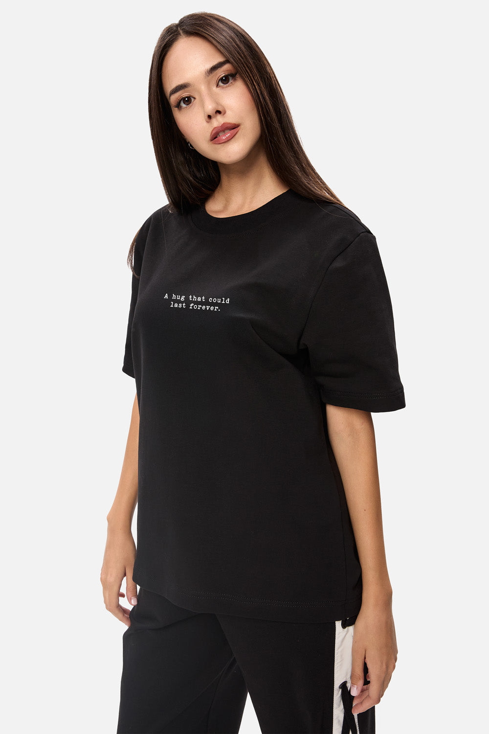 Tricou A hug that could last 4ever | Femei | Negru Elegant, Moale & Confortabil | Feminitate & Putere | Atelier Hamza