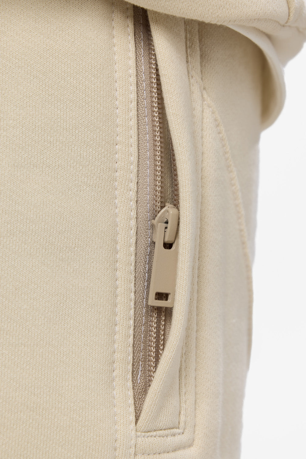 Czarne spodnie Crudo z niedokończonymi krawędziami