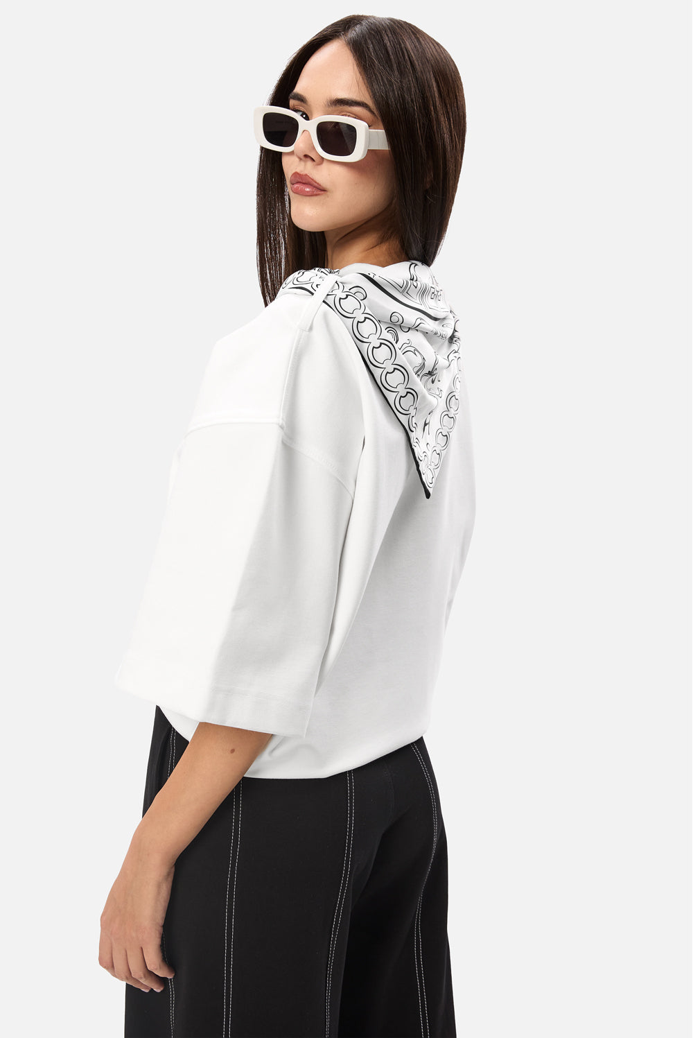 Tricou damă, alb, broderie "Hamza" - Kyo , viscoză premium, croială oversized, detalii elegante (mâneci clopot), esarfa detasabila