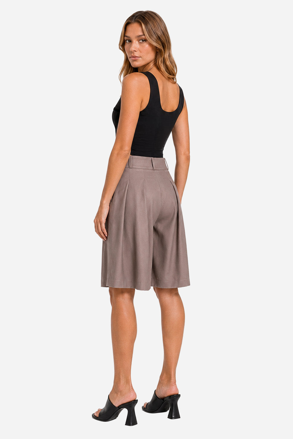 Pantaloni scurți femei bej din stofă cu talie înaltă, purtați de un model feminin, vedere laterală