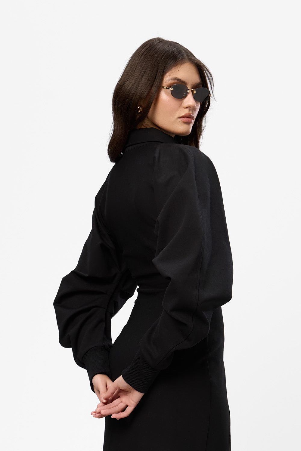 Czarna bluzka-sukienka Kaia z rękawami na gumkę i ukrytym zamkiem bocznym.