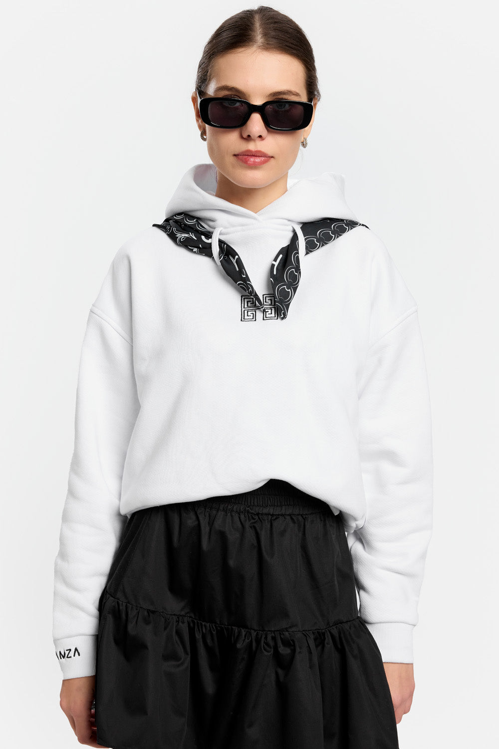 Hanorac Tiffany 2.0 cu broderie | Femei | Alb | Stil Modern & Elegant | Confort & Funcționalitate | Atelier Hamza