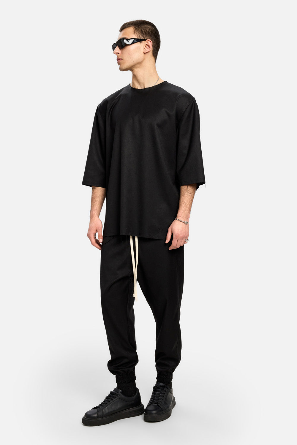 Tricou din stofa Thom | Bărbați | Negru | Stil Modern & Elegant | Confort & Funcționalitate | Atelier Hamza