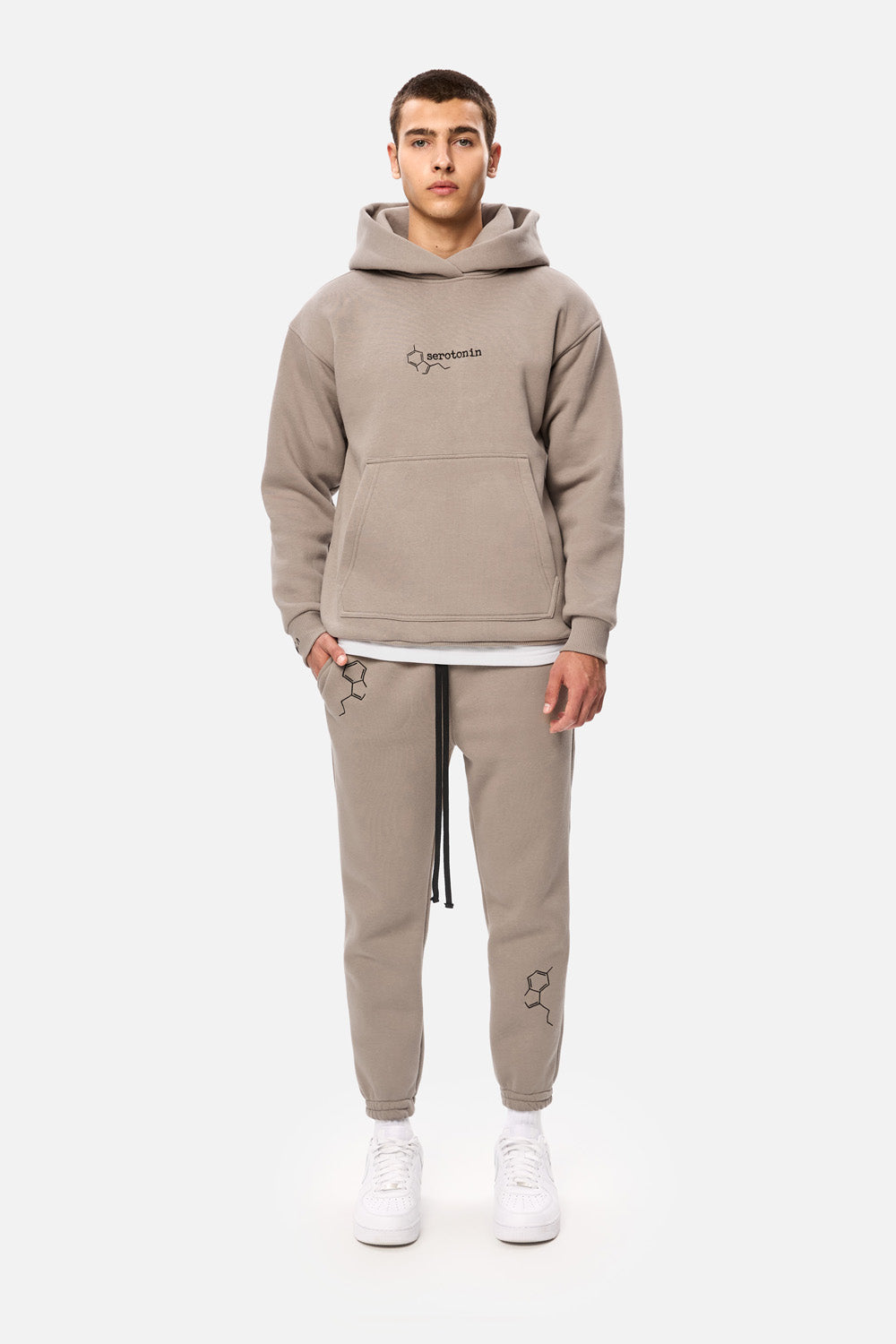 Pantaloni flausati cu broderie "Serotonin" | Bărbați | Bej | Stil Modern & Elegant | Confort & Funcționalitate | Atelier Hamza