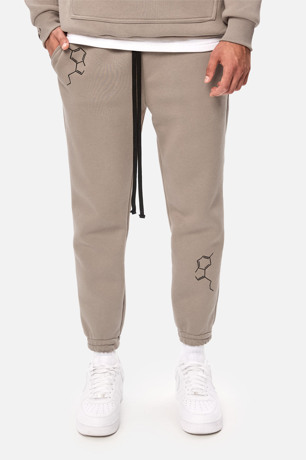 Pantaloni flausati cu broderie "Serotonin" | Bărbați | Bej | Stil Modern & Elegant | Confort & Funcționalitate | Atelier Hamza