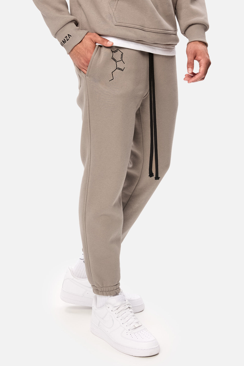 Pantaloni flausati cu broderie "Serotonin" | Bărbați | Bej | Stil Modern & Elegant | Confort & Funcționalitate | Atelier Hamza