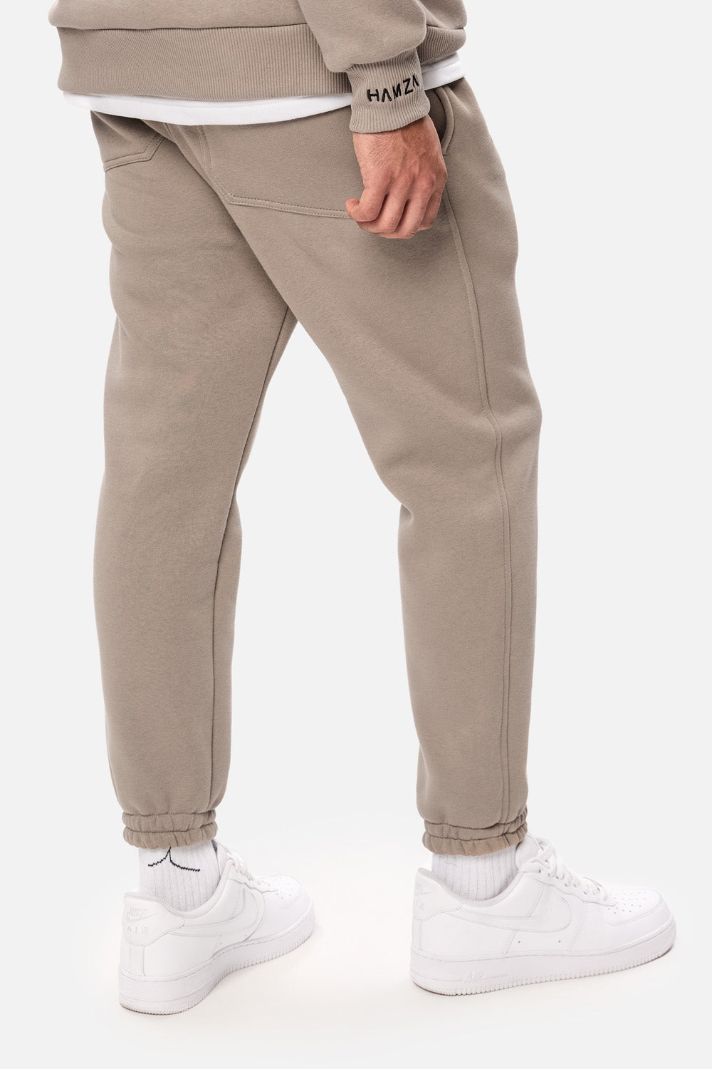 Pantaloni flausati cu broderie "Serotonin" | Bărbați | Bej | Stil Modern & Elegant | Confort & Funcționalitate | Atelier Hamza