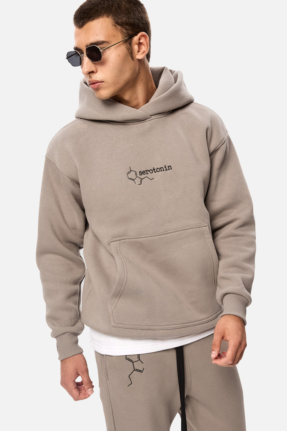 Hanorac cu broderie flausat "serotonin" | barbati | bej | Stil Modern & Elegant | Confort & Funcționalitate | Atelier Hamza