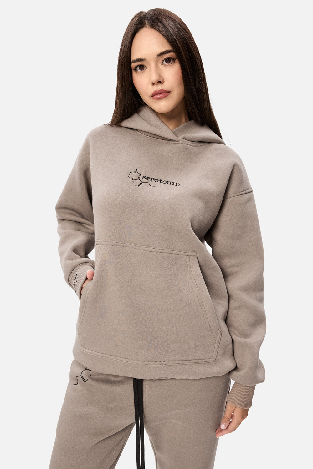 Hanorac cu broderie flausat "Serotonin" | Femei | Bej| Stil Modern & Elegant | Confort & Funcționalitate | Atelier Hamza