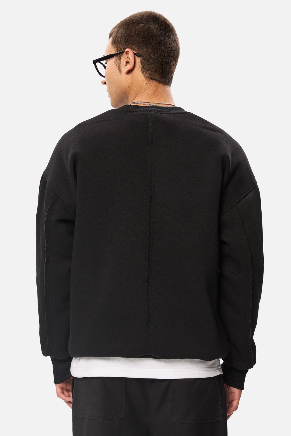 Crudo Black Sweatshirt Pulover negru Unfinished edges , confecționat din bumbac, perfect pentru un stil casual și urban.