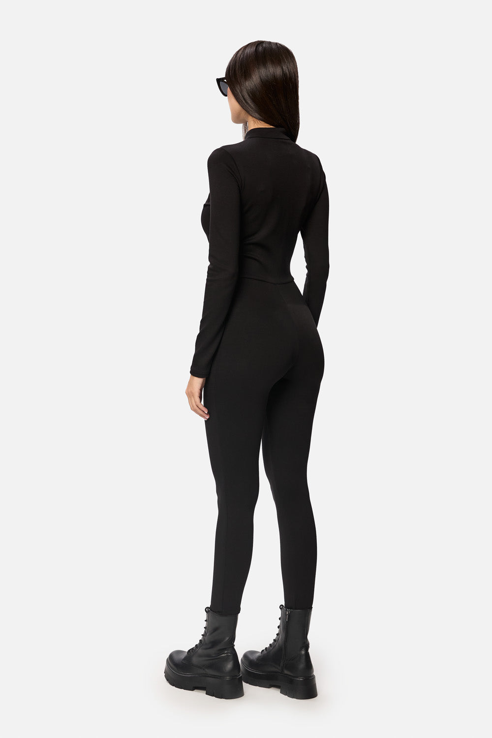 Descoperă eleganța rafinată a salopetei „Kaat”, concepută pentru a îmbina stilul cu funcționalitatea. Realizată dintr-un amestec premium de nylon și elastan, această salopetă oferă o croială mulată care subliniază silueta, păstrând în același timp flexibilitatea și confortul. Ideală pentru o varietate de ocazii, salopeta „Kaat” impresionează prin simplitatea sa sofisticată.