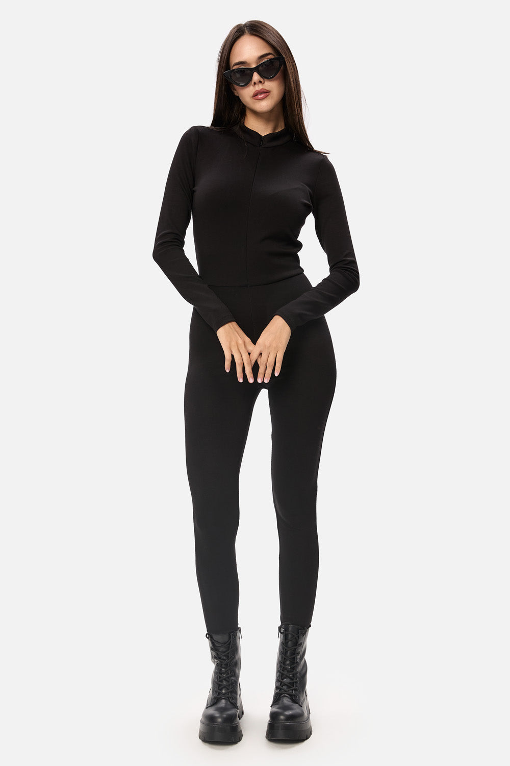 Descoperă eleganța rafinată a salopetei „Kaat”, concepută pentru a îmbina stilul cu funcționalitatea. Realizată dintr-un amestec premium de nylon și elastan, această salopetă oferă o croială mulată care subliniază silueta, păstrând în același timp flexibilitatea și confortul. Ideală pentru o varietate de ocazii, salopeta „Kaat” impresionează prin simplitatea sa sofisticată.