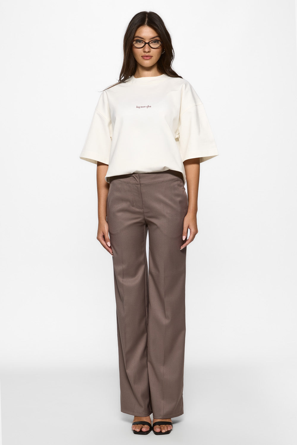 Vedere frontală full-body a unui model purtând tricoul Off-White Burgundy Hug pentru femei