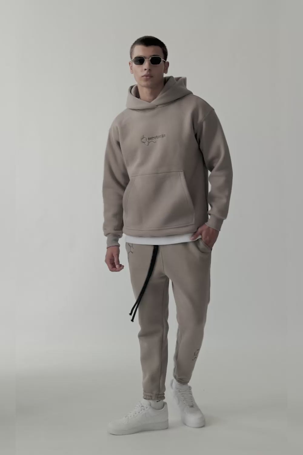 Hanorac cu broderie flausat Serotonin | Barbati | Bej | Stil Modern & Elegant | Confort & Funcționalitate | Atelier Hamza