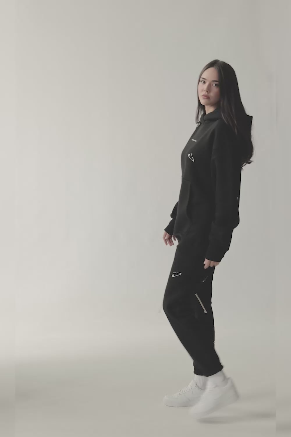Trening printat "Safety Pin" | Femei| Negru | Stil Modern & Elegant | Confort & Funcționalitate | Atelier Hamza