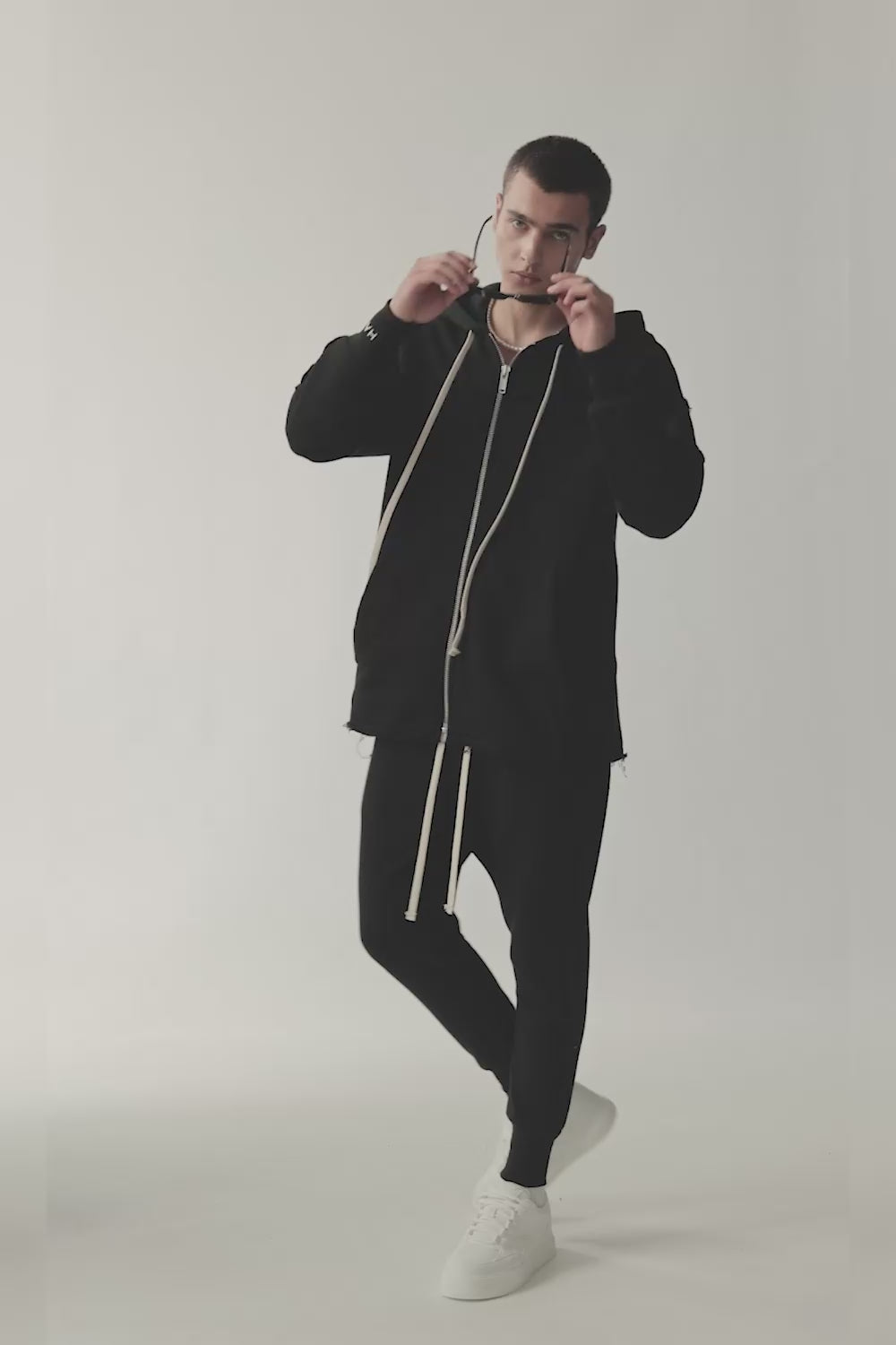 Trening negru Crudo Black Unfinished edges , confecționat din bumbac, perfect pentru un stil casual și urban.