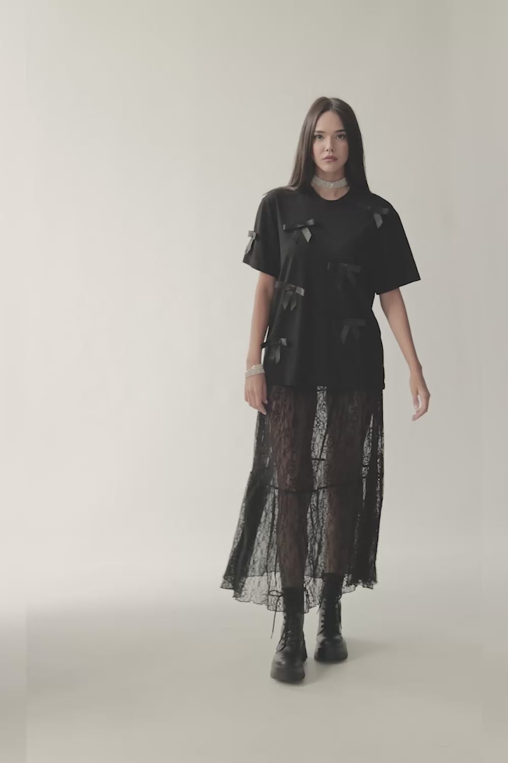 Tricou Yui cu fundițe aplicate pentru femei | Negru | Stil Modern & Elegant | Confort & Funcționalitate | Atelier Hamza