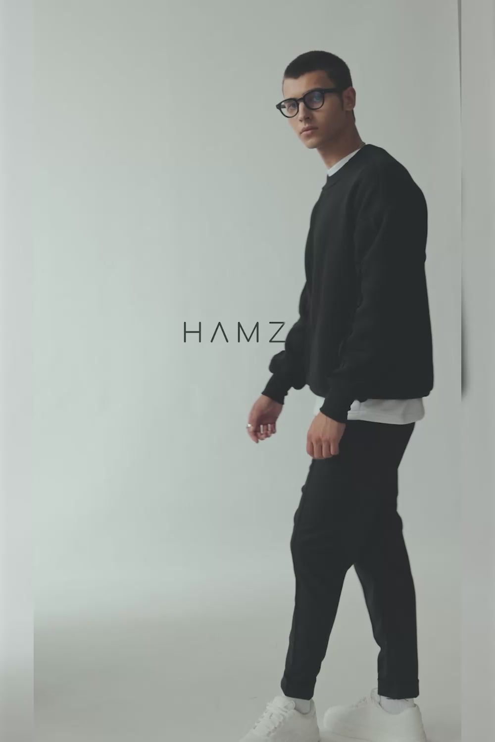 Crudo Black Sweatshirt Pulover negru Unfinished edges , confecționat din bumbac, perfect pentru un stil casual și urban.
