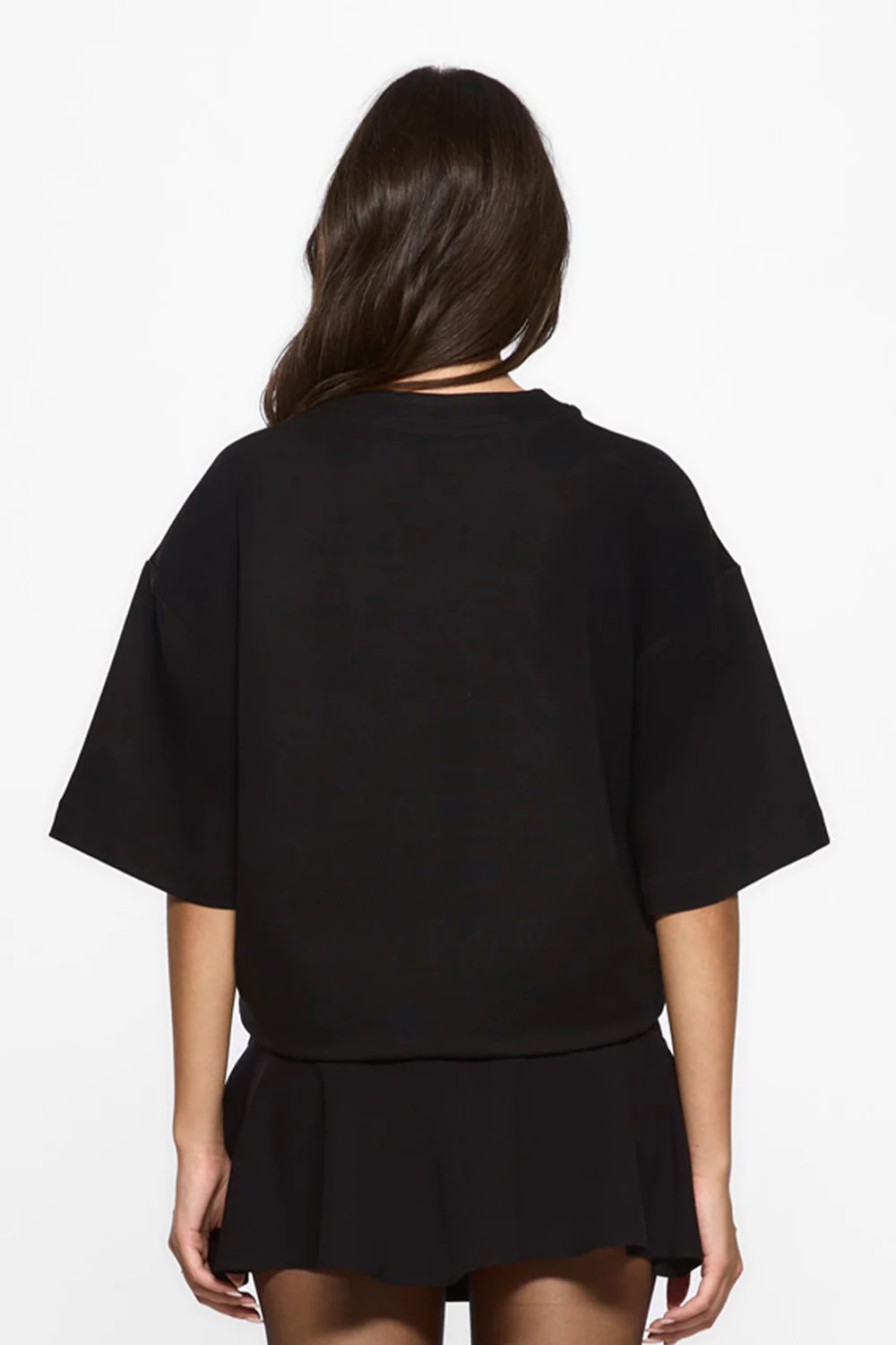 Tricou oversized damă negru din vâscoză cu imprimeu frontal și mâneci clopot, purtat de un model feminin, vedere din spate