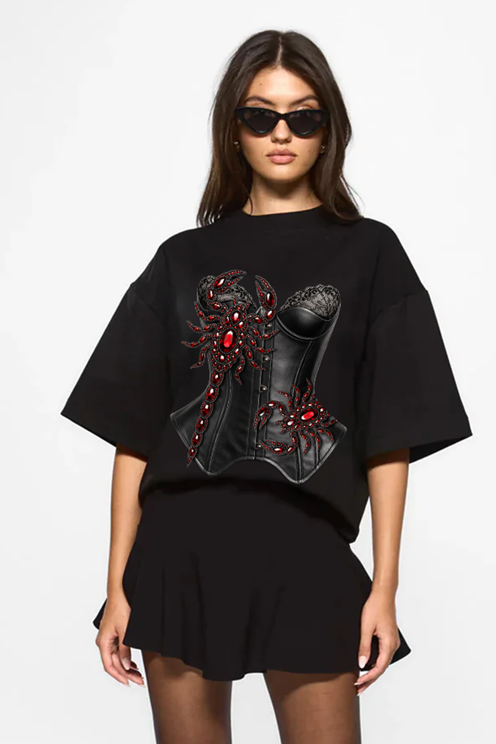 Tricou oversized damă negru din vâscoză cu imprimeu frontal și mâneci clopot, purtat de un model feminin, vedere din față