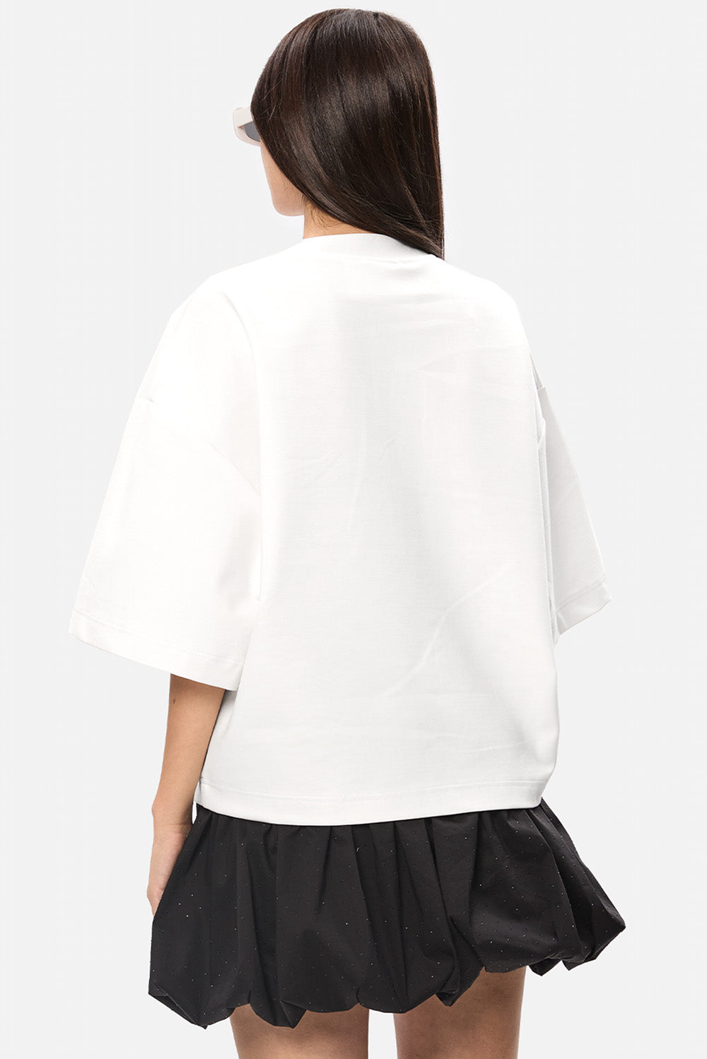 Tricou oversized damă off-white din vâscoză cu imprimeu frontal și mâneci clopot, purtat de un model feminin, vedere din spate