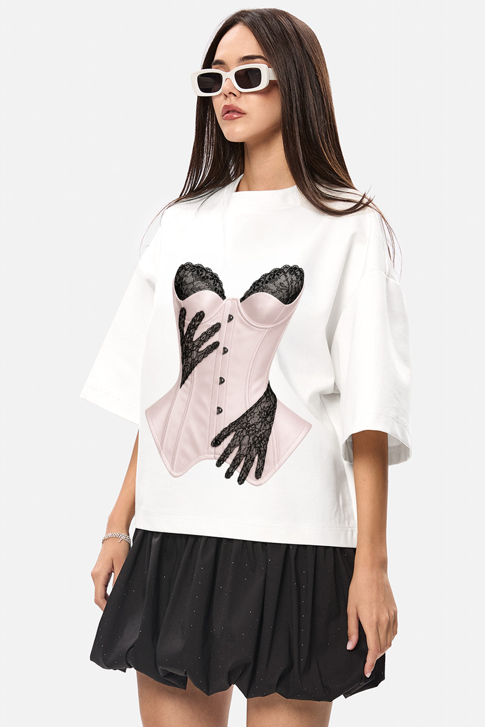 Tricou oversized damă off-white din vâscoză cu imprimeu frontal și mâneci clopot, purtat de un model feminin, vedere laterală