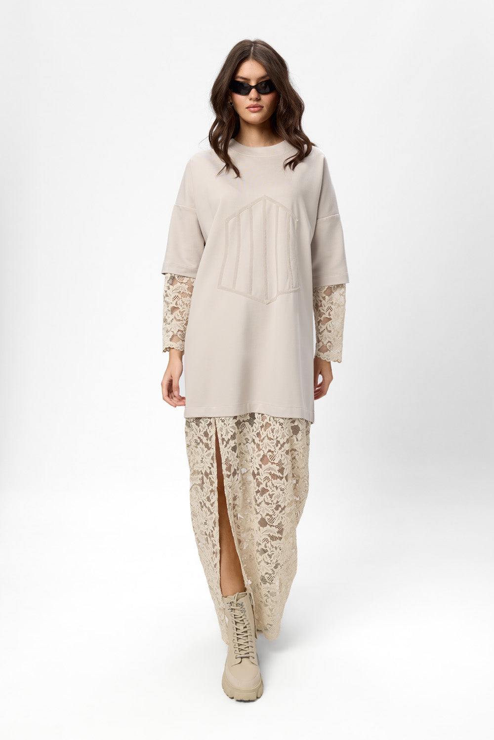 Czarna sukienka Venice z koronkową spódnicą i rękawami