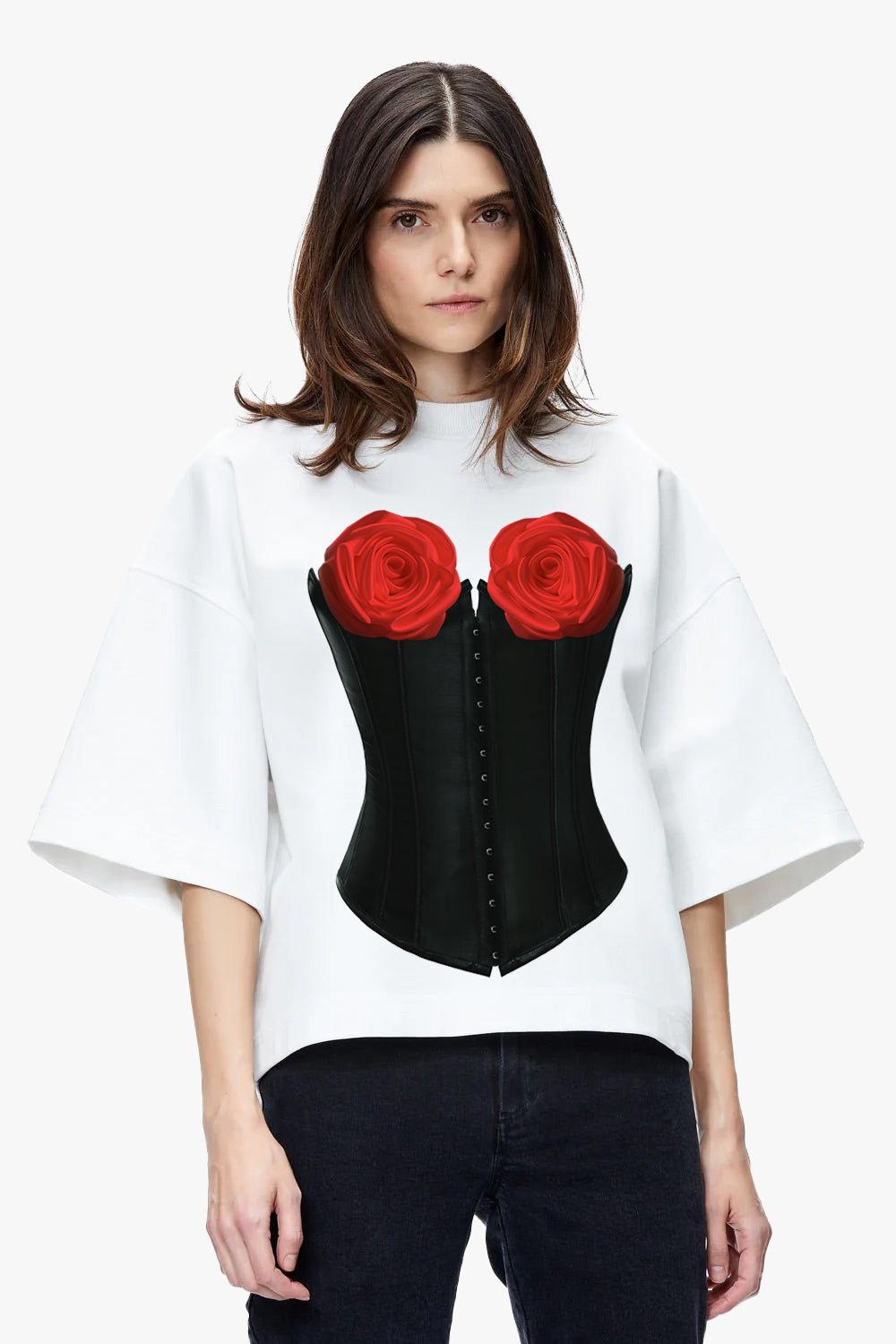 Tricou alb „Charmante” femei, print corset negru cu trandafiri roșii, bumbac premium, stil elegant și confort durabil, croială modernă.
