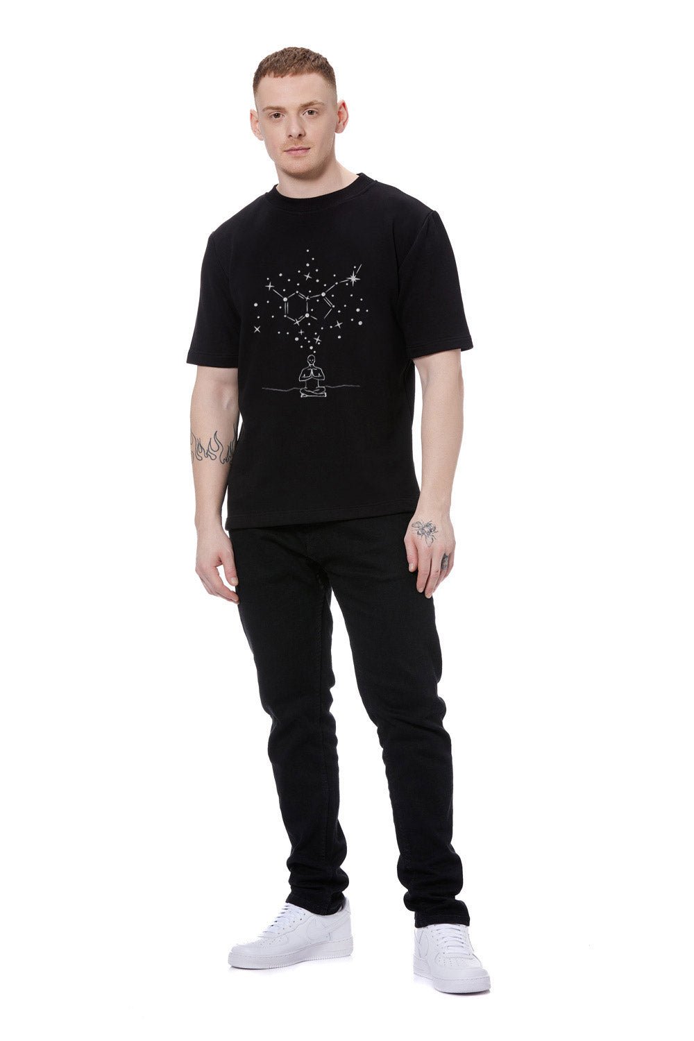 Tricou Brodat Serotonin | Bumbac de Înaltă Calitate | Confort și Stil | Bărbați | Negru | Atelier Hamza