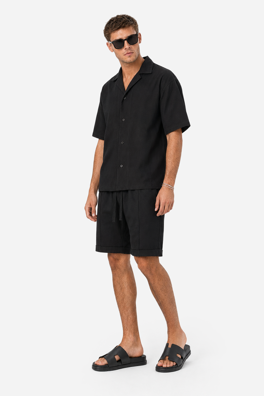 Cămașă bărbătească neagră din stofă cu mânecă scurtă, purtată de un model masculin, vedere laterală