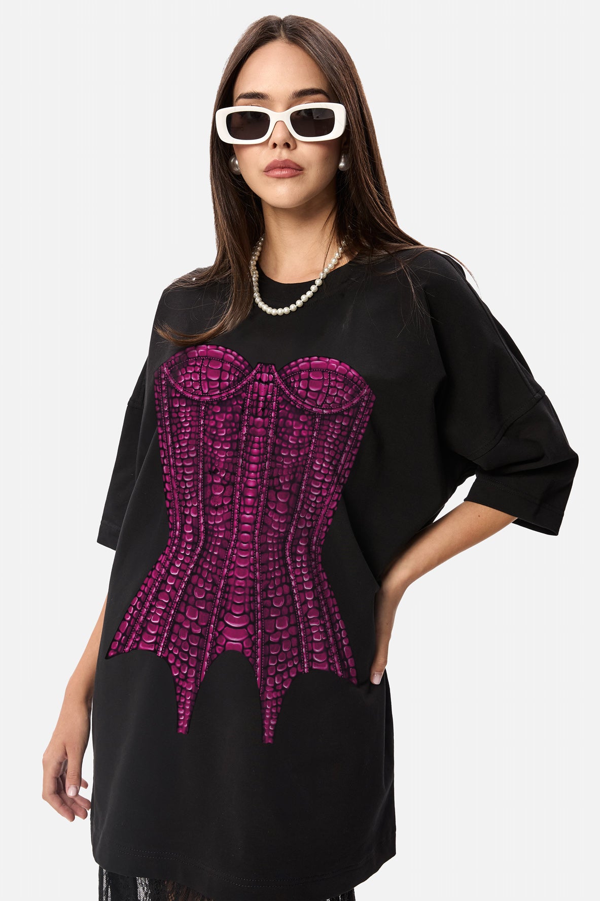 Rochie damă, neagră, imprimeu corset roz, viscoză premium, croială cambrată, detalii elegante (guler rotund, cordon ajustabil).