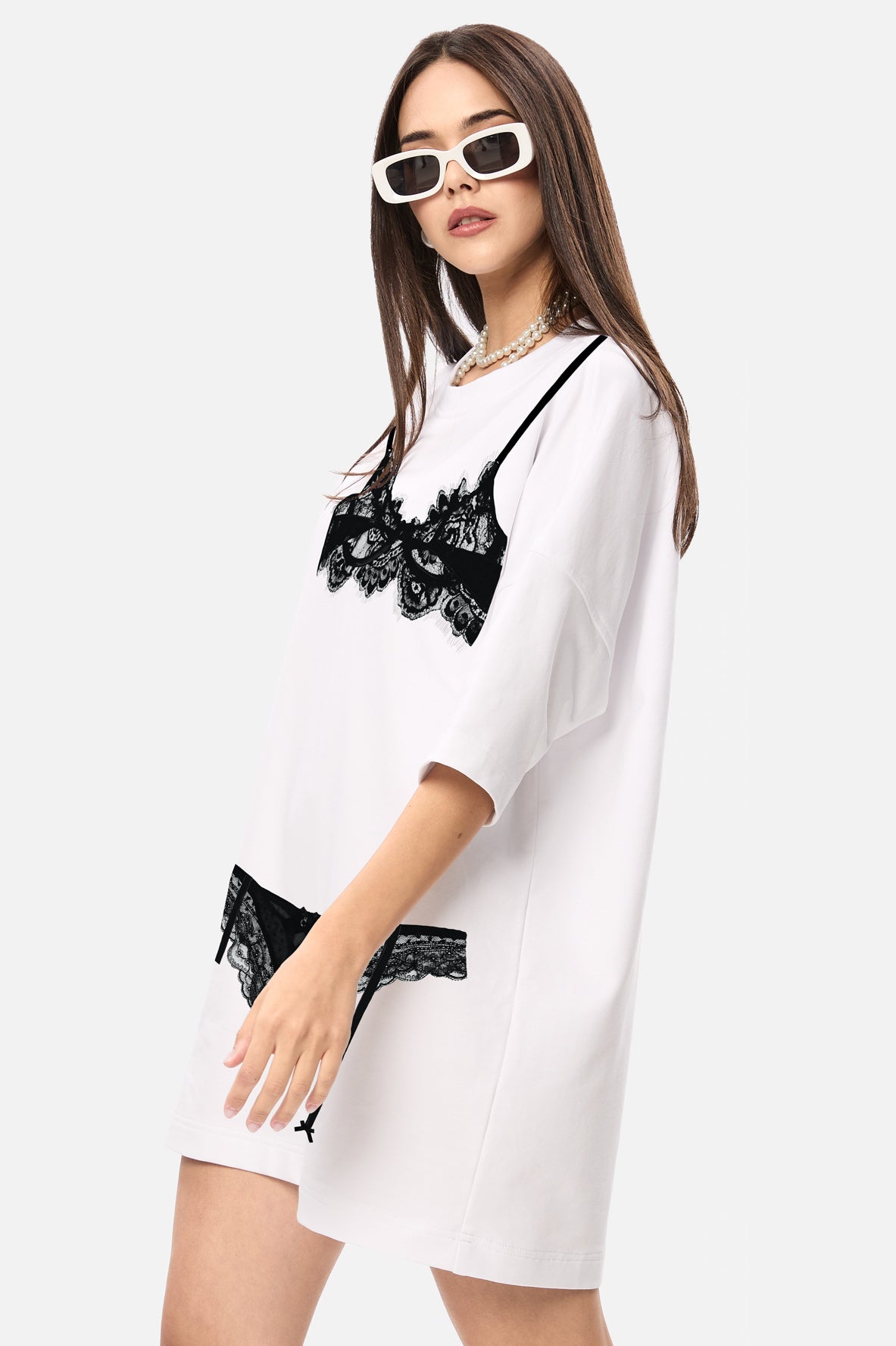 Rochie Tricou Albă Imprimată Lingerie pentru Femei, confecționat din bumbac premium, ideal pentru ținute casual și streetwear.
