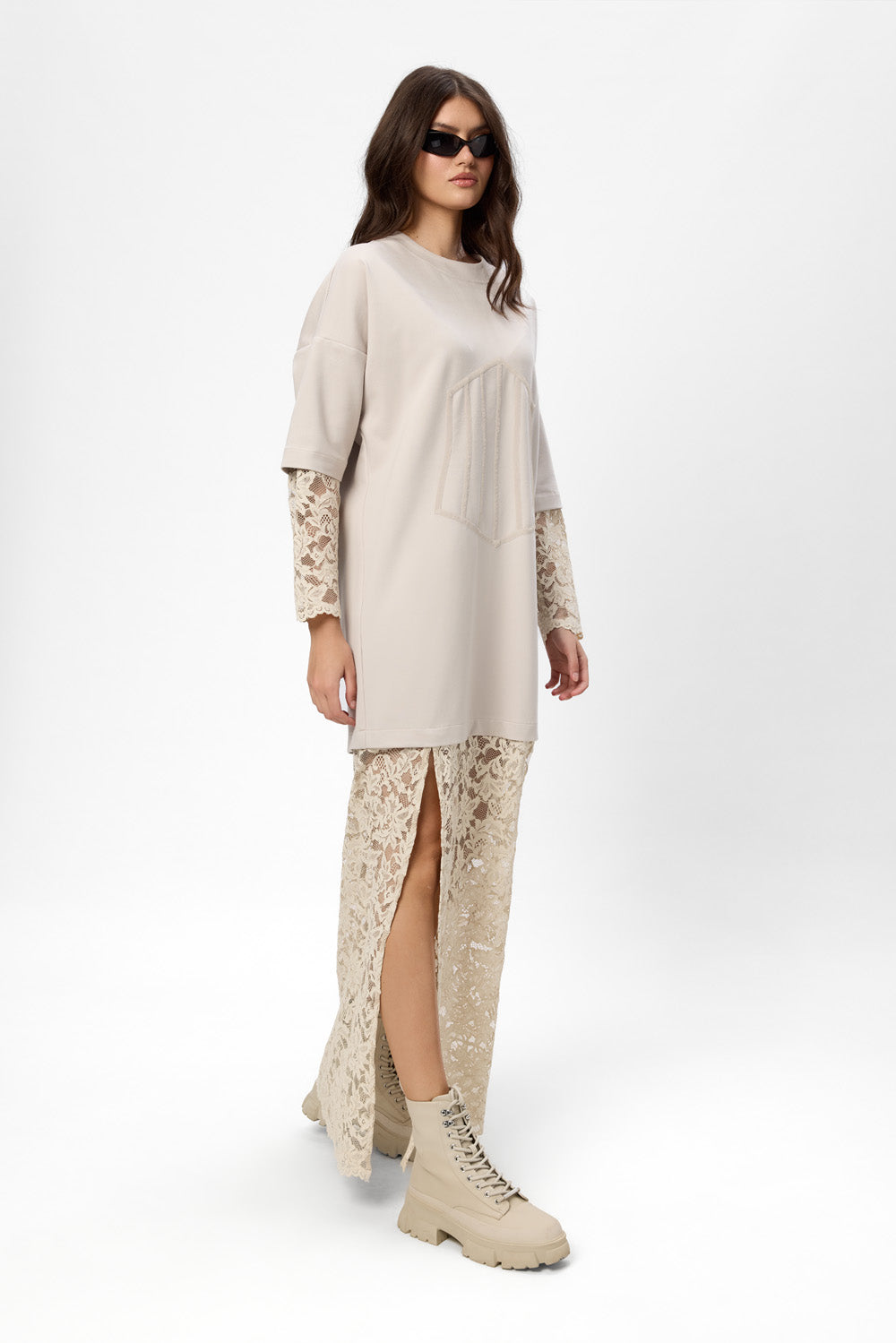 Czarna sukienka Venice z koronkową spódnicą i rękawami