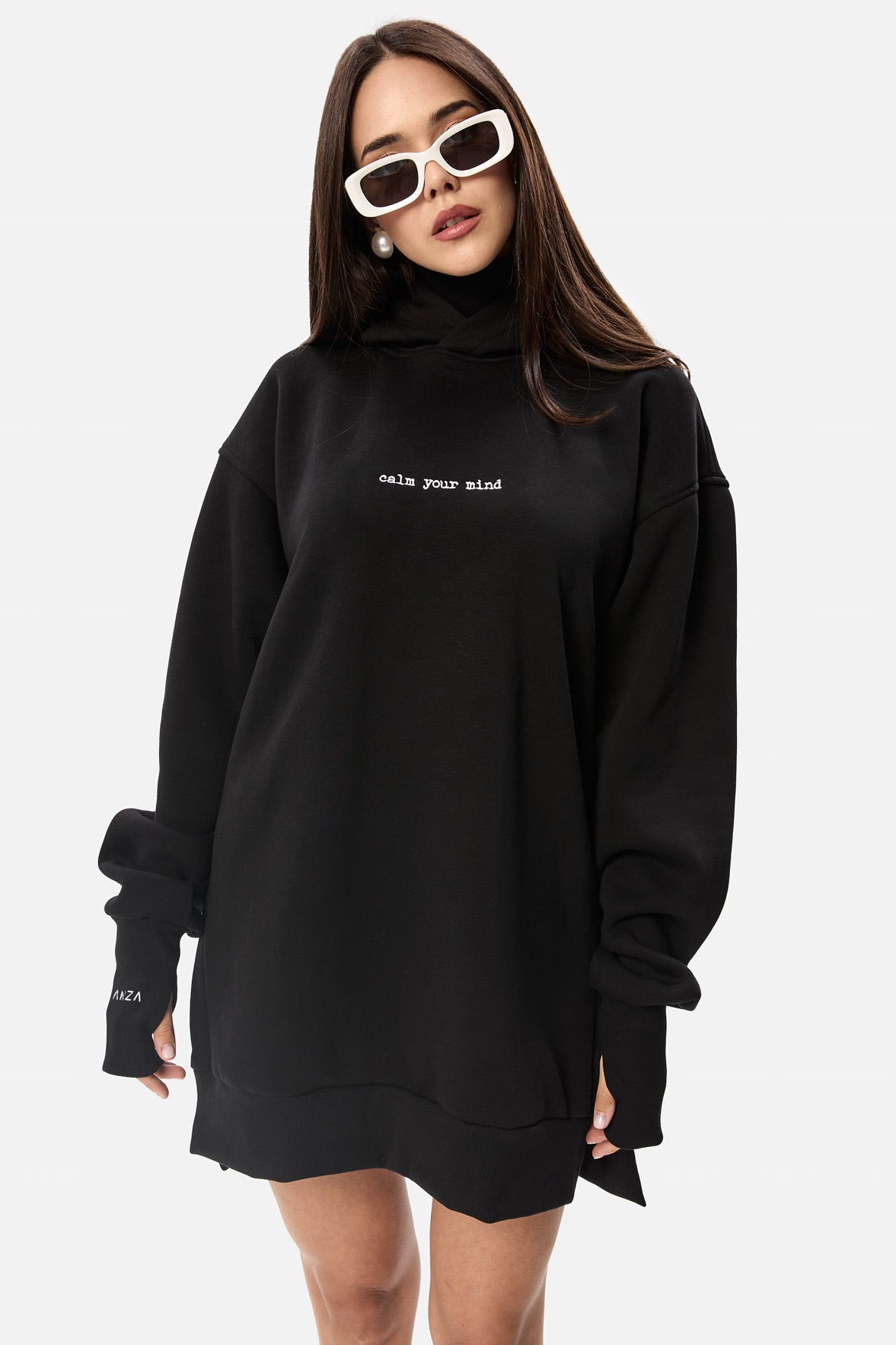 Hanorac negru Oversized pentru femei, cu broderie și glugă dublată, confecționat din bumbac premium, ideal pentru ținute casual și streetwear.