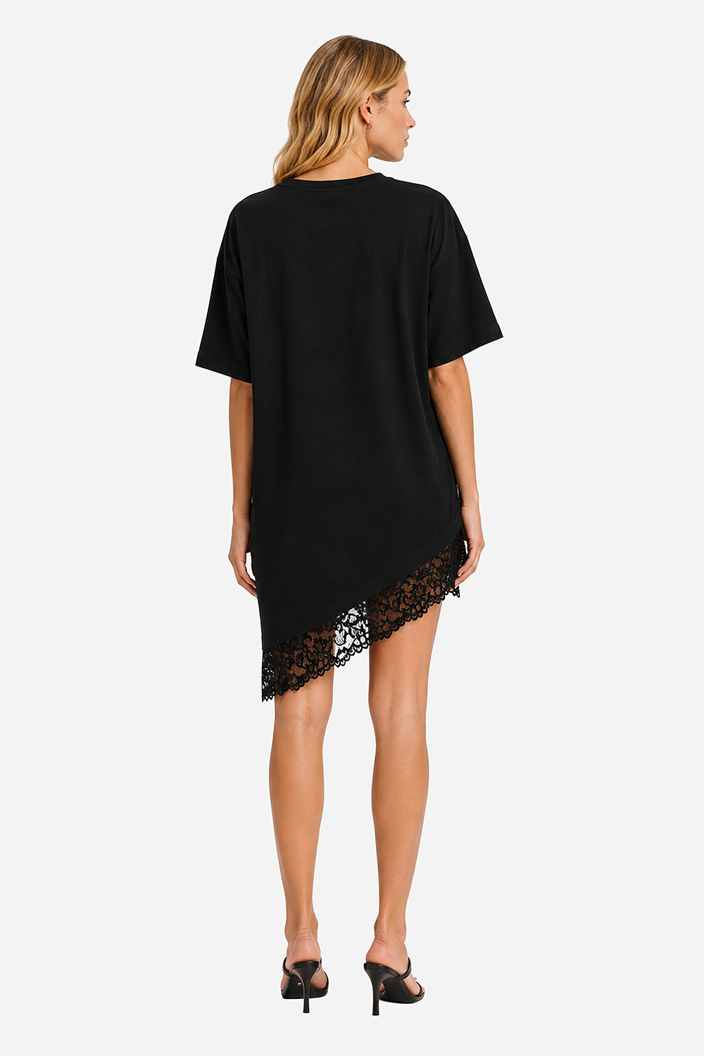 Rochie oversized damă neagră din vâscoză cu tiv asimetric decorat cu dantelă, purtată de un model feminin, vedere din spate
